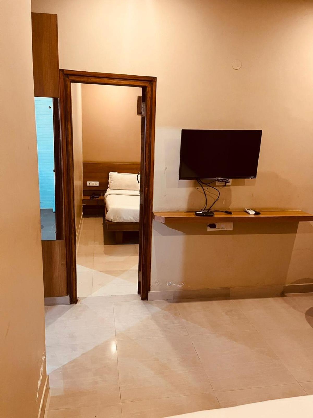 Samasth Rooms And Suits Maiçor Exterior foto